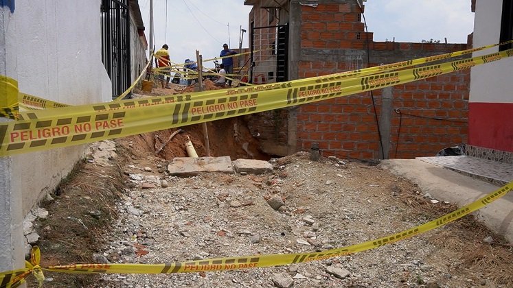 Los escombros acabaron con una humilde vivienda y hay otras casas a punto de colapsar. /Fotos: Cortesía / La Opinión