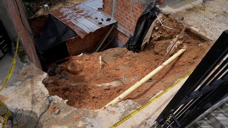 Los escombros acabaron con una humilde vivienda y hay otras casas a punto de colapsar. /Fotos: Cortesía / La Opinión