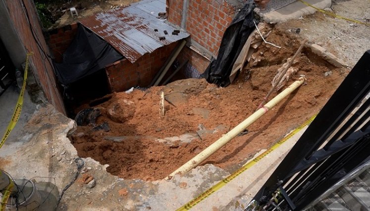 Los escombros acabaron con una humilde vivienda y hay otras casas a punto de colapsar. /Fotos: Cortesía / La Opinión