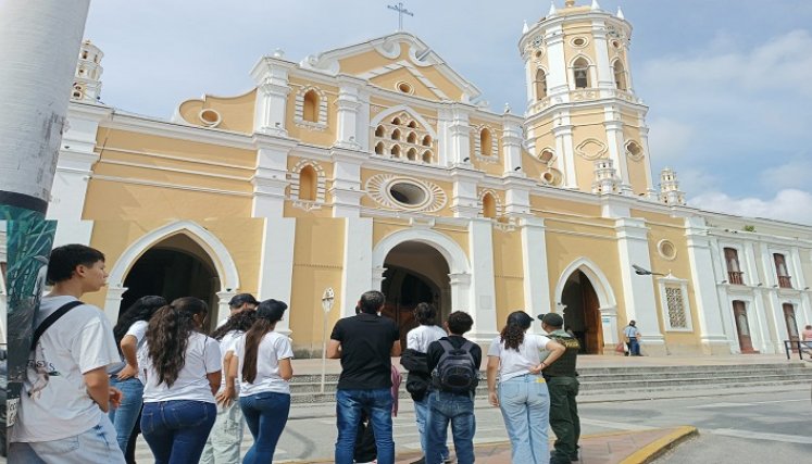 Estudiantes de los colegios ofician como guardianes turísticos del patrimonio cultural en Ocaña. /Foto archivo: La Opinión.