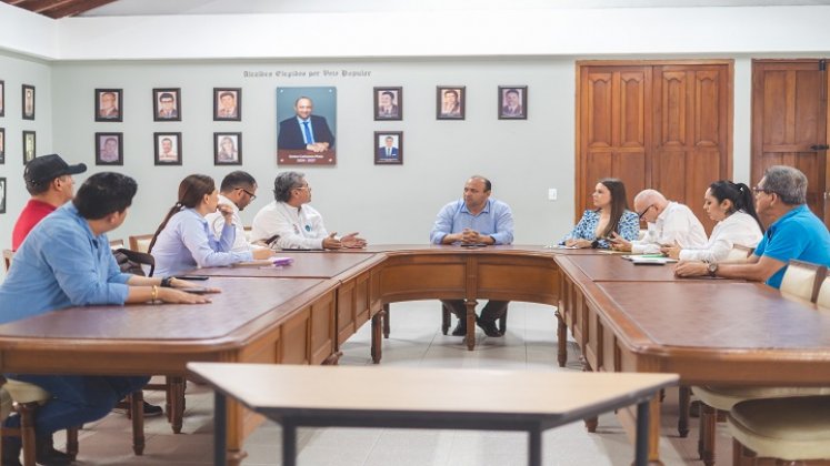 Arnulfo Sánchez (izquierda), director de Ifinorte, y el alcalde de Ocaña, Emiro Cañizares./ Foto: Foto cortesía