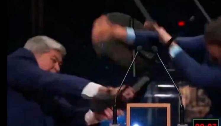 El equipo de campaña del político agredido aseguró que había sufrido una fractura de costilla después de recibir el “sillazo”.