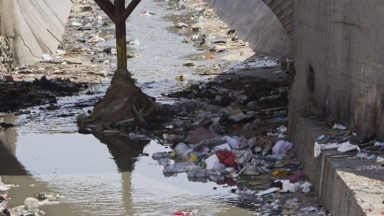 El canal y los sectores aledaños son focos de contaminación. 