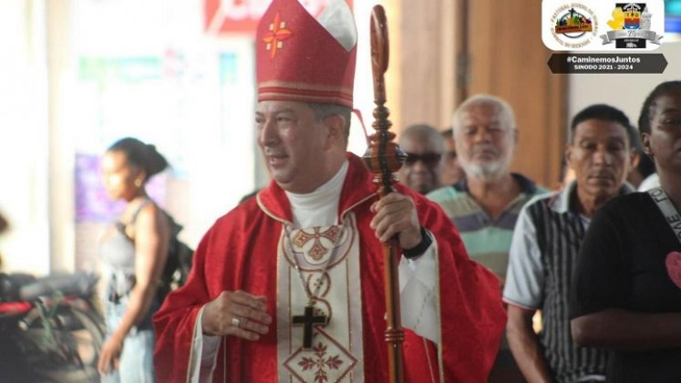 El nuevo obispo católico de Ocaña, monseñor Orlando Olave Villanova, arriba este viernes./ Foto: Cortesía