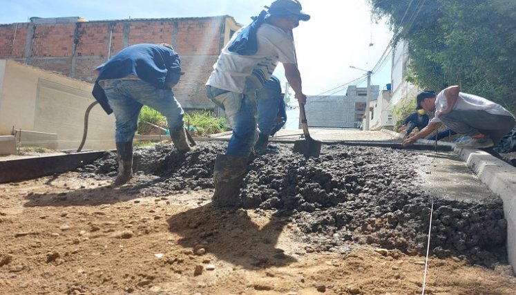 Se pavimentan 213 metros de longitud por 6 metros de ancho con un espesor de 20 centímetros./ Foto: Javier Sarabia / La Opinión
