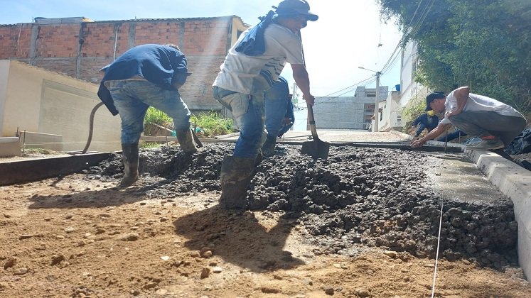 Se pavimentan 213 metros de longitud por 6 metros de ancho con un espesor de 20 centímetros./ Foto: Javier Sarabia / La Opinión