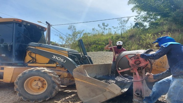 Se pavimentan 213 metros de longitud por 6 metros de ancho con un espesor de 20 centímetros./ Foto: Javier Sarabia / La Opinión