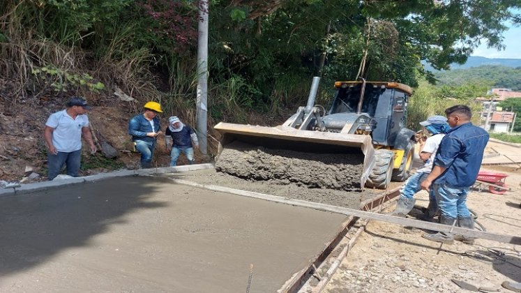 Se pavimentan 213 metros de longitud por 6 metros de ancho con un espesor de 20 centímetros./ Foto: Javier Sarabia / La Opinión