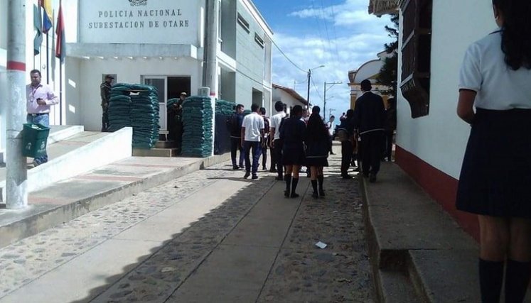 Moradores del corregimiento de Otaré claman la reubicación del colegio Edmundo Velásquez, antes que ocurra una tragedia. /Foto:  cortesía La Opinión.