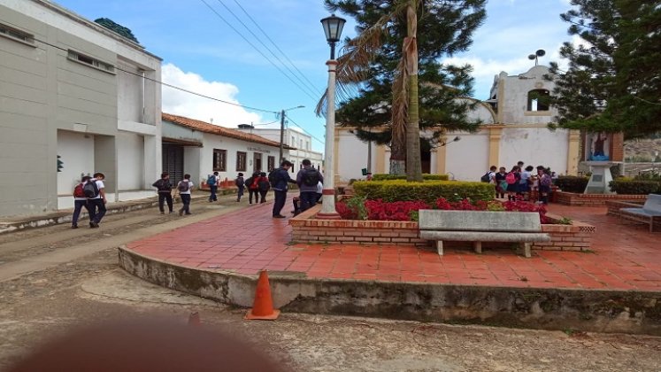 Moradores del corregimiento de Otaré claman la reubicación del colegio Edmundo Velásquez, antes que ocurra una tragedia. /Foto:  cortesía La Opinión.