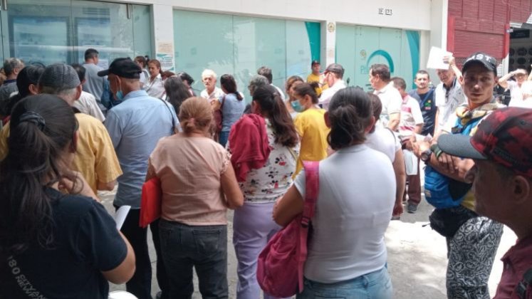 Los usuarios de Coosalud que reciben medicamentos por parte de Pharmasan aseguran que no los tratan dignamente, por lo que piden que el servicio mejore.   /Fotos: Deicy Sifontes / La Opinión 