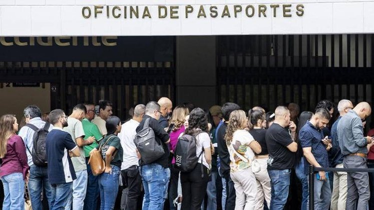 El Gobierno cedió y prorrogó el contrato de pasaportes hasta 2025. Entre denuncias de favoritismo, evitó una crisis.