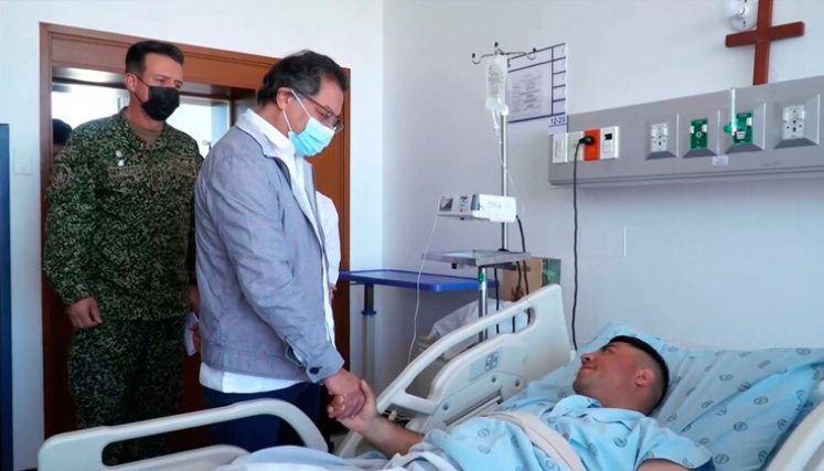Presidente Petro visita a militares heridos tras atentado del Eln en Arauca