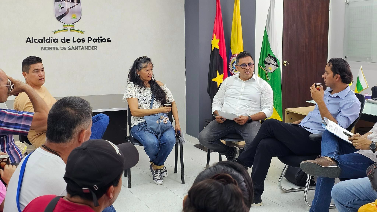 El alcalde de Los Patios, Alexi Valencia, recibió a representantes de las veredas afectadas por la interrupción del transporte escolar.