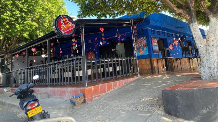 En las calles inclinadas del barrio hay establecimientos comerciales. / Foto: Nicolás Mojica.