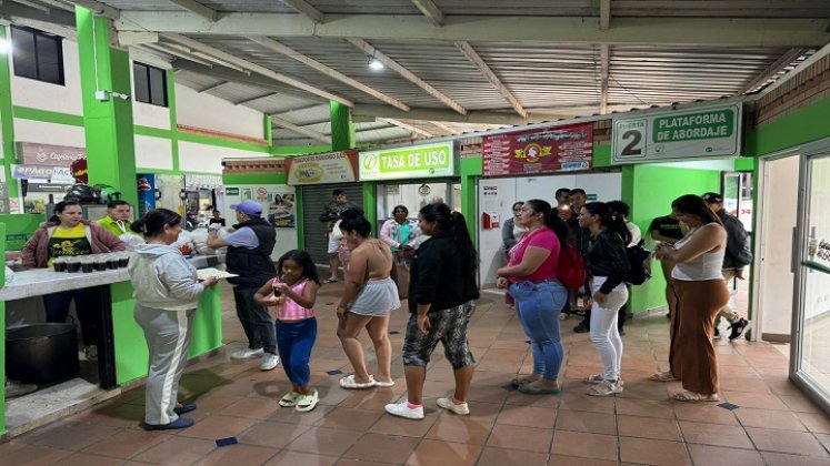 Difícil situación viven pasajeros atrapados en la terminal de transportes de Ocaña debido al paro de camioneros./ Foto cortesía: La Opinión.