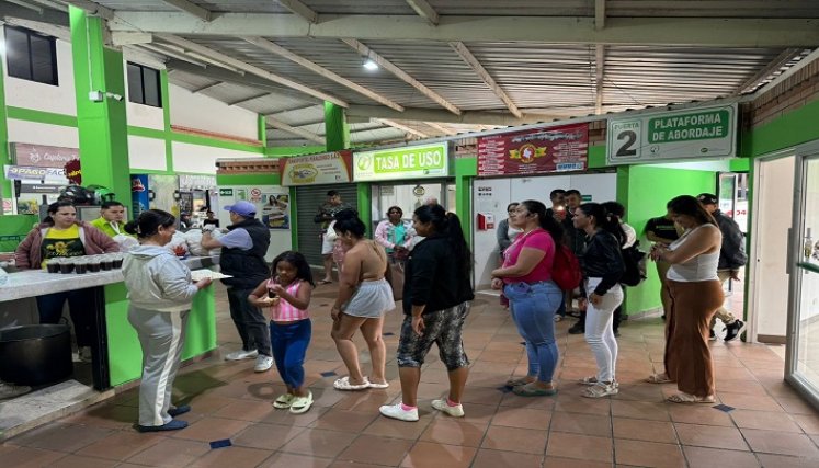 Difícil situación viven pasajeros atrapados en la terminal de transportes de Ocaña debido al paro de camioneros./ Foto cortesía: La Opinión.