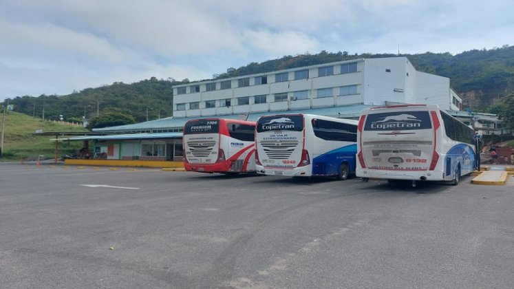 Difícil situación viven pasajeros atrapados en la terminal de transportes de Ocaña debido al paro de camioneros./ Foto cortesía: La Opinión.