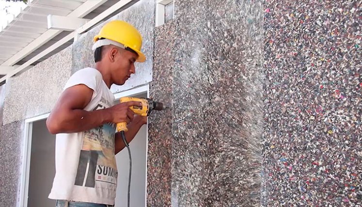 Las paredes de la casa están fabricadas en plástico reciclado, convertidos en paneles. Allí funciona un fábrica de perfumes desde hace 5 años, cuando se materializó el proyecto de los empresarios./ Foto Cortesía