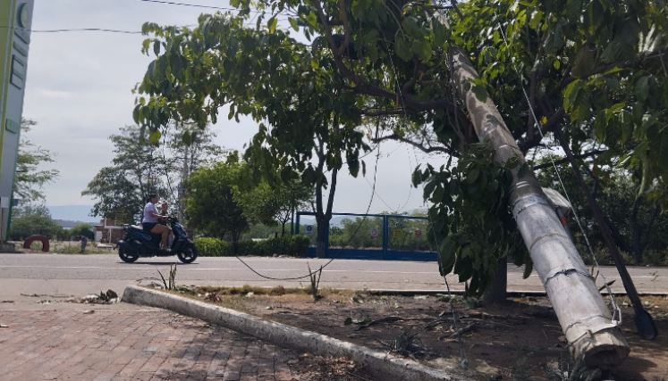 La fuerza de los vientos partió postes de electricidad desde la base en El Zulia.