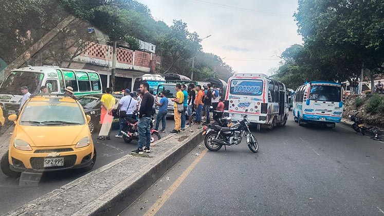 Paro de busetas. / Foto Laura Serrano-La Opinión