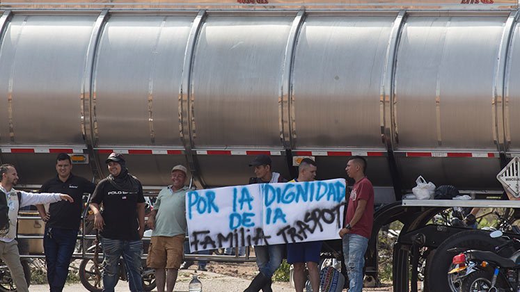 El sector transporte de carga se para firme contra el alza del diésel. Los bloqueos generaron afectaciones./ Foto Juan Pablo Cohen-La Opinión