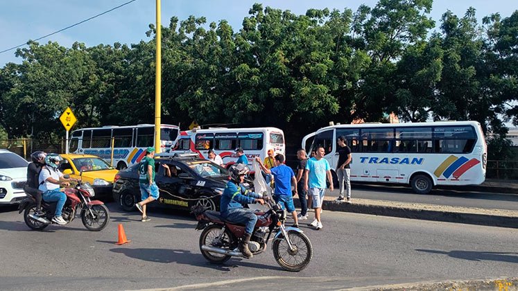 Con varias consignas contra el aumento del ACPM, pintadas en las busetas, los conductores se sumaron al paro de transporte./ Foto Laura Serrano-La Opinión