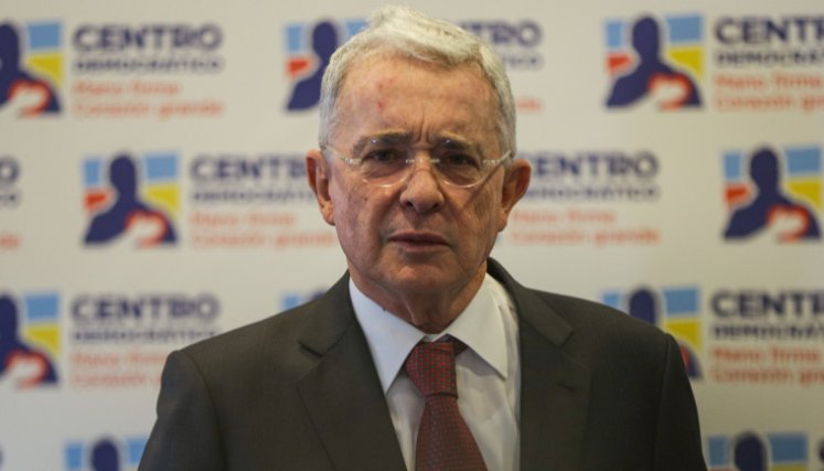 Álvaro Uribe es acusado por los delitos de soborno a testigos y fraude procesal. / Foto Archivo La Opinión