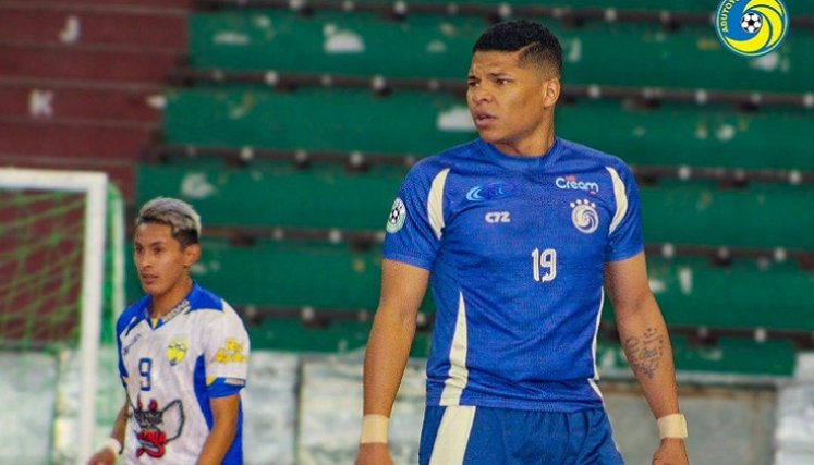 Jhon Deivi Delgado, juega con el Adutoys FC de la Paz, Bolivia.