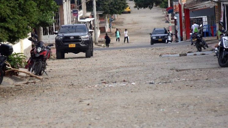 El mal estado de la capa asfáltica es un problema que lleva mucho tiempo en Antonia Santos. / Foto: Carlos Ramírez.