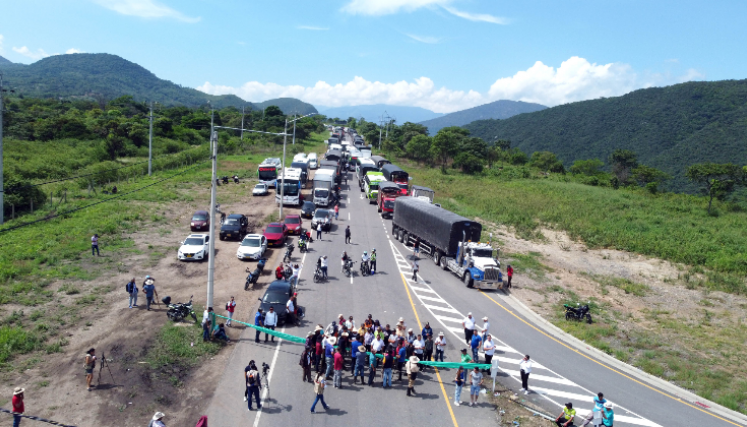 Una larga fila de vehículos se formó por el bloqueo al peaje Los Acacios. 