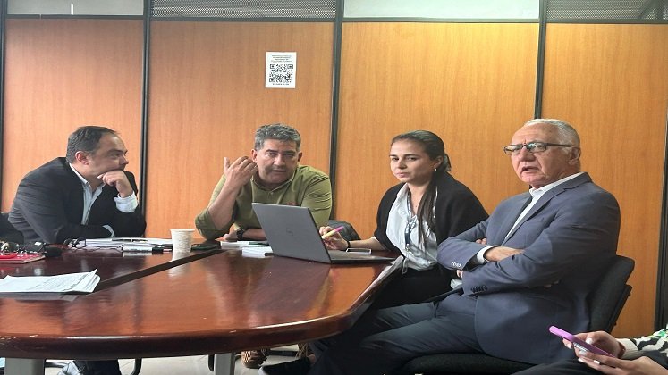 El ministro de Salud, Guillermo Alfonso Jaramillo, anuncia recursos para los Centros de Atención Primaria en Salud en la zona del Catatumbo./ Foto: Cortesía