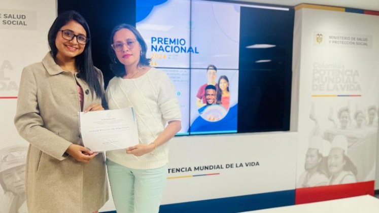 Las docentes recibieron el diploma de manos del ministro de Salud, Guillermo Alfonso Jaramillo. Foto Cortesía.