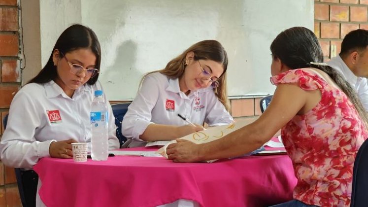 En su formación como estudiantes, los estudiantes de derecho de la UFPS tienen un escenarios para tratar los DDHH, uno de ellos el consultorio jurídico. / Foto: Cortesía.