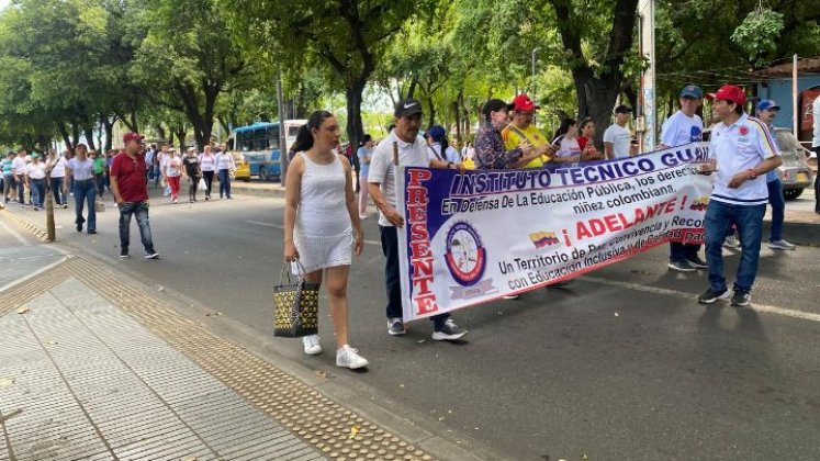 Los docentes iniciaron la marcha en el parque Simón Bolívar y se trasladaron hacia el parque Colón. / Foto: Nicolás Mojica.