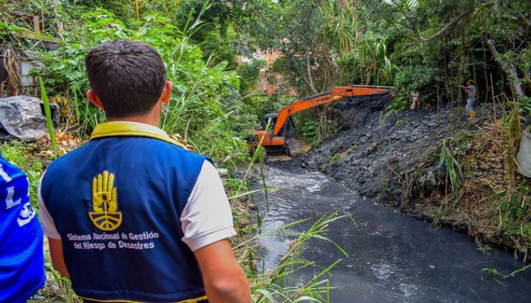 La Consejería departamental de Gestión del Riesgo coordina con los socorristas el dragado de los afluentes hídricos en Ocaña. / Foto cortesía: La Opinión.
