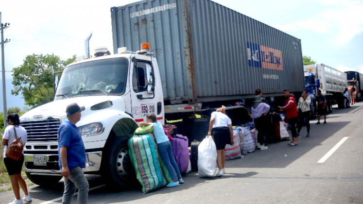 En la vía a Cúcuta quedaron represados vehículos de carga y transporte masivo.