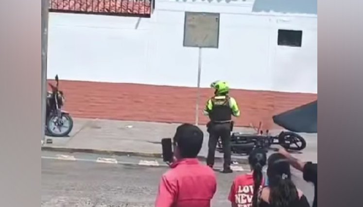 Conductor le prendió fuego a su motocicleta 