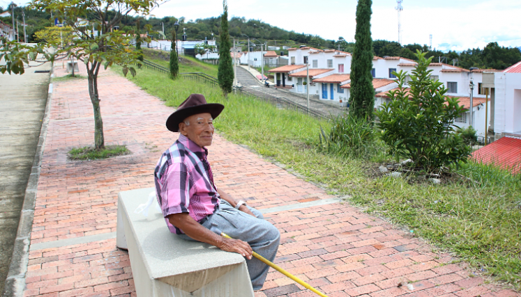 Un habitante de Gramalote en el nuevo asentamiento poblacional. 