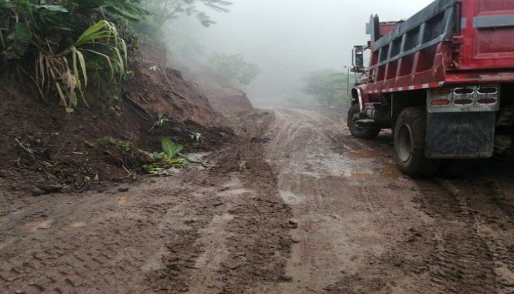 La ola invernal deteriora las vías terciarias de la zona del Catatumbo y la maquinaria es insuficiente para atender las emergencias. / Fotos: Cortesía.