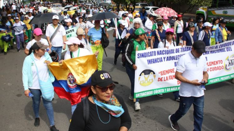 Los manifestantes no solo mostraron su apoyo a las reformas, sino que también expresaron su rechazo a lo que consideran ataques de la oposición y del Consejo Nacional Electoral.  /Fotos: Carlos Ramírez / La Opinión 