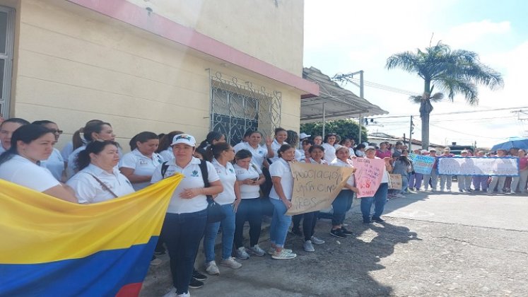 En pie de lucha se encuentran las madres comunitarias de Ocaña para exigir mejores condiciones laborales.