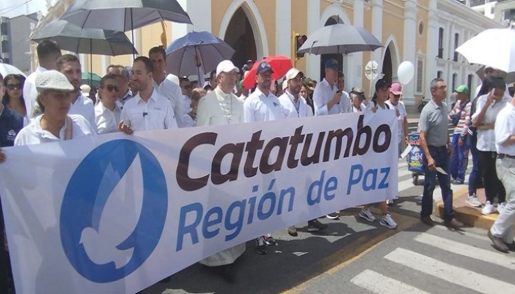 Los afectados por la violencia claman verdaderos gestos de paz. Proponen reanudar los diálogos con los grupos al margen de la ley.