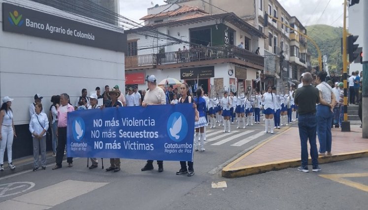 Los afectados por la violencia claman verdaderos gestos de paz. Proponen reanudar los diálogos con los grupos al margen de la ley.
