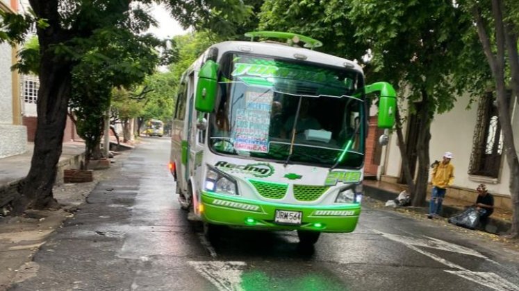 La buseta de Los Pinos tarda mucho tiempo en pasar al barrio. / Foto: Nicolás Mojica.