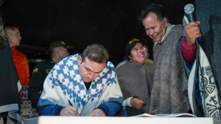 En el sector de la Laguna, el gobernador, William Villamizar, Corponor y autoridades municipales como garantes firmaron el acuerdo con los campesinos. /Foto cortesía