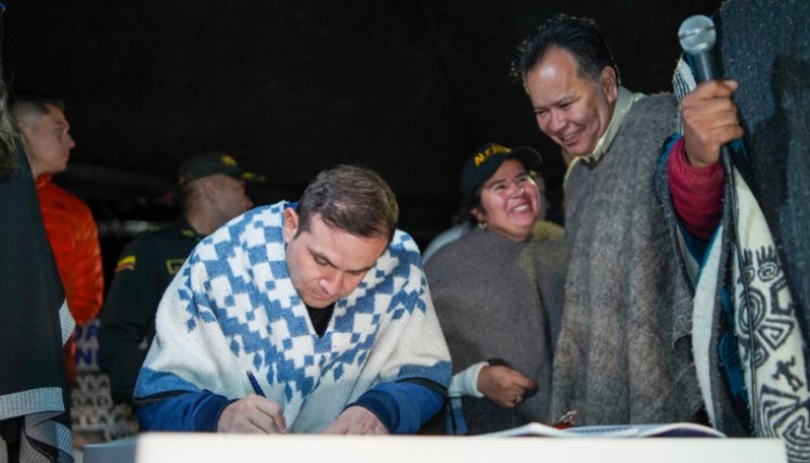 En el sector de la Laguna, el gobernador, William Villamizar, Corponor y autoridades municipales como garantes firmaron el acuerdo con los campesinos. /Foto cortesía