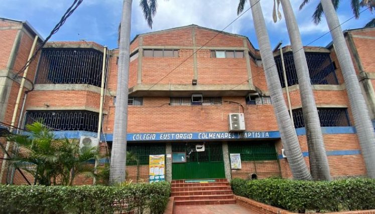 El colegio Eustorgio Colmenares Baptista alberga a niños de ese y otros barrios circundantes de la comuna 6. / Foto: Nicolás Mojica.