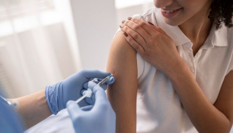 Expertos señalan que la vacuna contra el cáncer de cuello uterino es más efectiva cuando se administra a una edad temprana./ Foto: Cortesía / La Opinión