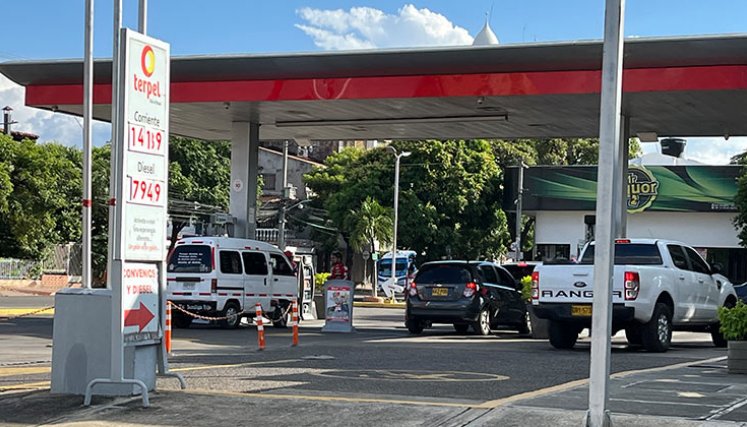 Que el Gobierno aumente el cupo de combustible subsidiado o quite este beneficio son dos propuestas ante la situación./ Foto Carlos Ramírez-La Opinión